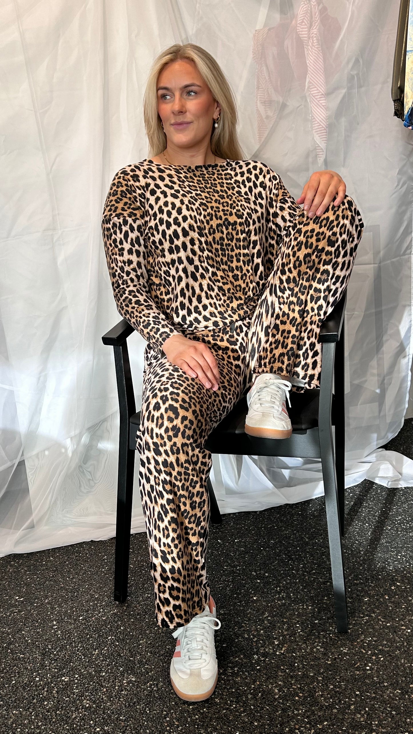 Alma buxur   Wide Lux leo