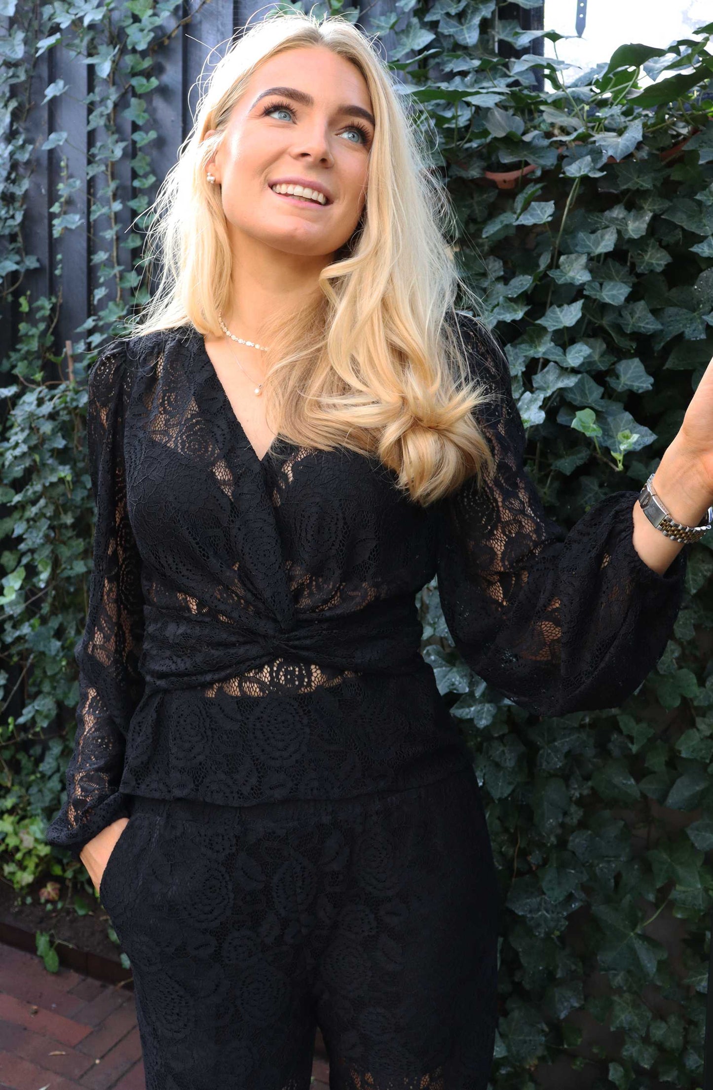 Tiki LS Twist Lace blouse svört