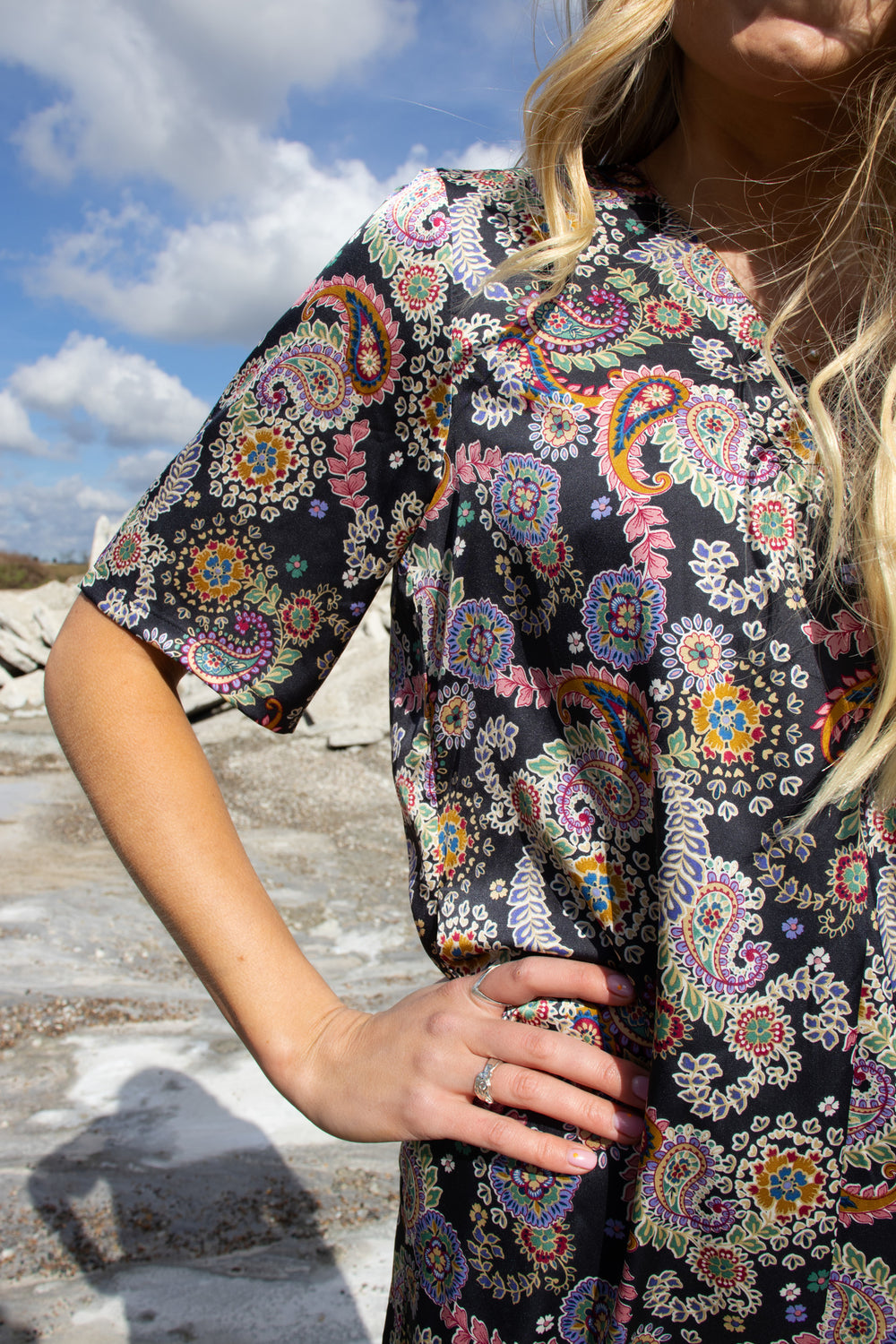 Load image into Gallery viewer, Puk tunic black paisley
